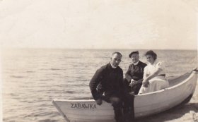 Od lewej: ks. Jan Cyrys, ks. Anastazy Muża, Anna, siostra ks. Muży