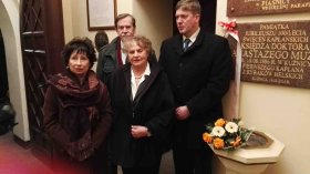 2016-03-19-0011-Burmistrz-Tyberiusz-Narkowicz-w-towarzystwie-przedstawicieli-rodziny-ks-Anastazego-1280px