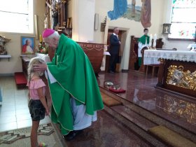 2020-08-16 - Ks. abp Edmund Piszcz Błogosławi dzieci